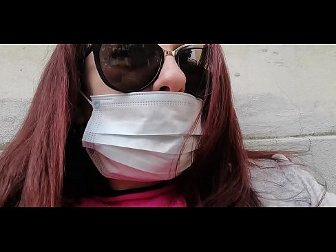 ❤️ Nicoletta hakmerret me fqinjin e saj dhe urinon në garazhin e tij (Karantina speciale italiane Covid19) Video porno tek ne