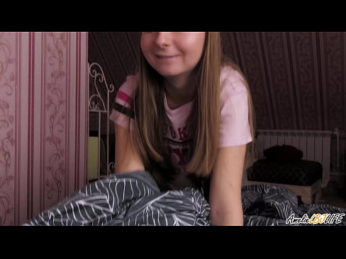 ❤️ Blondie thith thellë BFF-në e saj dhe merr spermë në gojën e saj Video porno tek ne