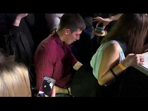 ❤️ Seks i vërtetë në një klub nate rus. Një vajzë 18-vjeçare ruse në anus dhe vaginë është qitur në një klub nate Video porno tek ne